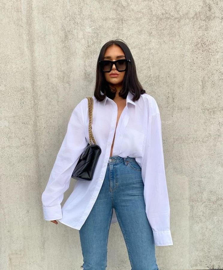 Una forma de completar este combo perfecto para el entretiempo y sin salirse de los básicos que todas tenemos en nuestro armario es añadir un bolso negro. Alicia Roddy ha añadido a su look uno de hombro con asa de cadena dorada.