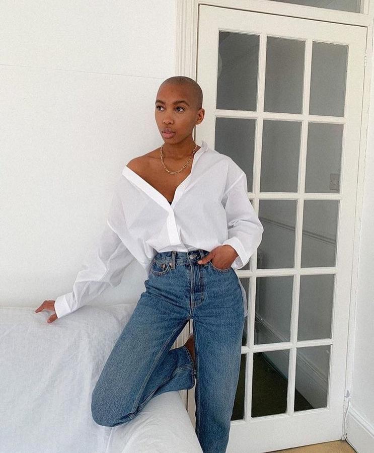 Saca la versión más sexy de esta combinaciónllevando la camisa blanca con los hombros al descubierto. Desabroca los primeros botones y baja una o las dos solapas de la prenda consiguiendo un escote barco ideal.