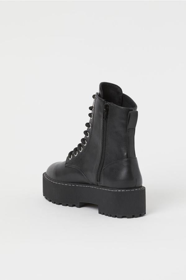 Con cremallera lateral, cordones en el frontal y trabilla detrás, estas botas de plataforma de H&M cuestan 34,99 euros y están disponibles entre los números 35 y 42 y en blanco y acabado acharolado.