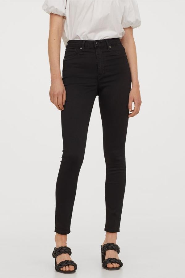 Otros jeggings perfectos para los estilismos otoñales son estos con detalles desgastados, talle extraalto y perneras extraajustadas de H&M. Cuestan 19,99 euros y están disponibles entre las tallas 32 y 40.