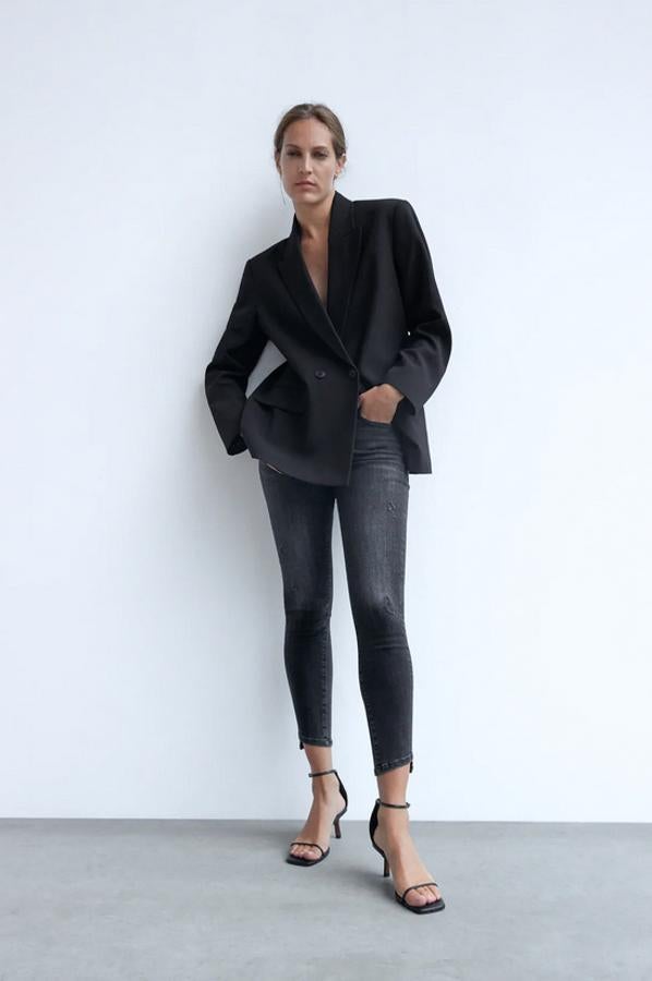 De tiro medio, con efecto lavado y bajo asimétrico, estos jeans negros de Zara cuestan 25,95 euros y están disponibles entre las tallas 34 y 44.