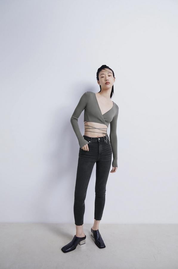 Otra propuesta skinny de Zara son estos vaqueros negros con efecto lavado y bajo acabado sin costura. Cuestan 29,95 euros y están disponibles entre las tallas 34 y 44.