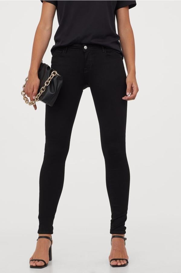 Más que unos jeans son unos jeggings, pero su diseño ajustado y push up ideal para realzar nuestra figura nos ha conquistado. Cuestan 24,99 euros y solo podemos comprarlos en la web de H&M entre las tallas 32 y 50.