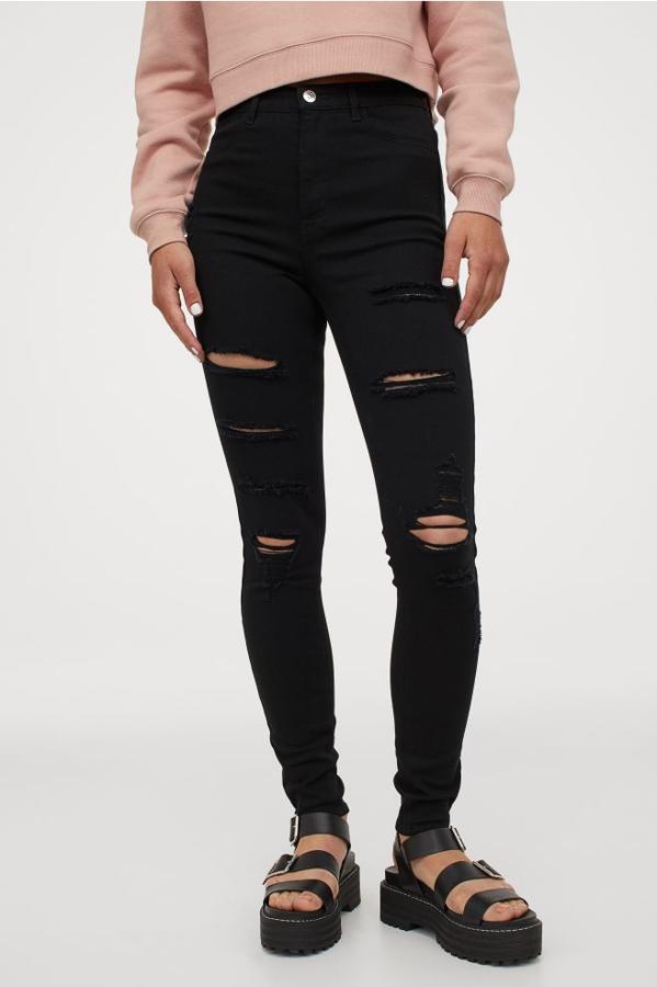 Con detalles maxidesgastados en la parte frontal y perneras ajustadas, estos vaqueros en denim lavados confeccionados en tejido elástico son de H&M y cuestan 19,99 euros. Podemos encontrarlos en todas las tallas 32 y 50.