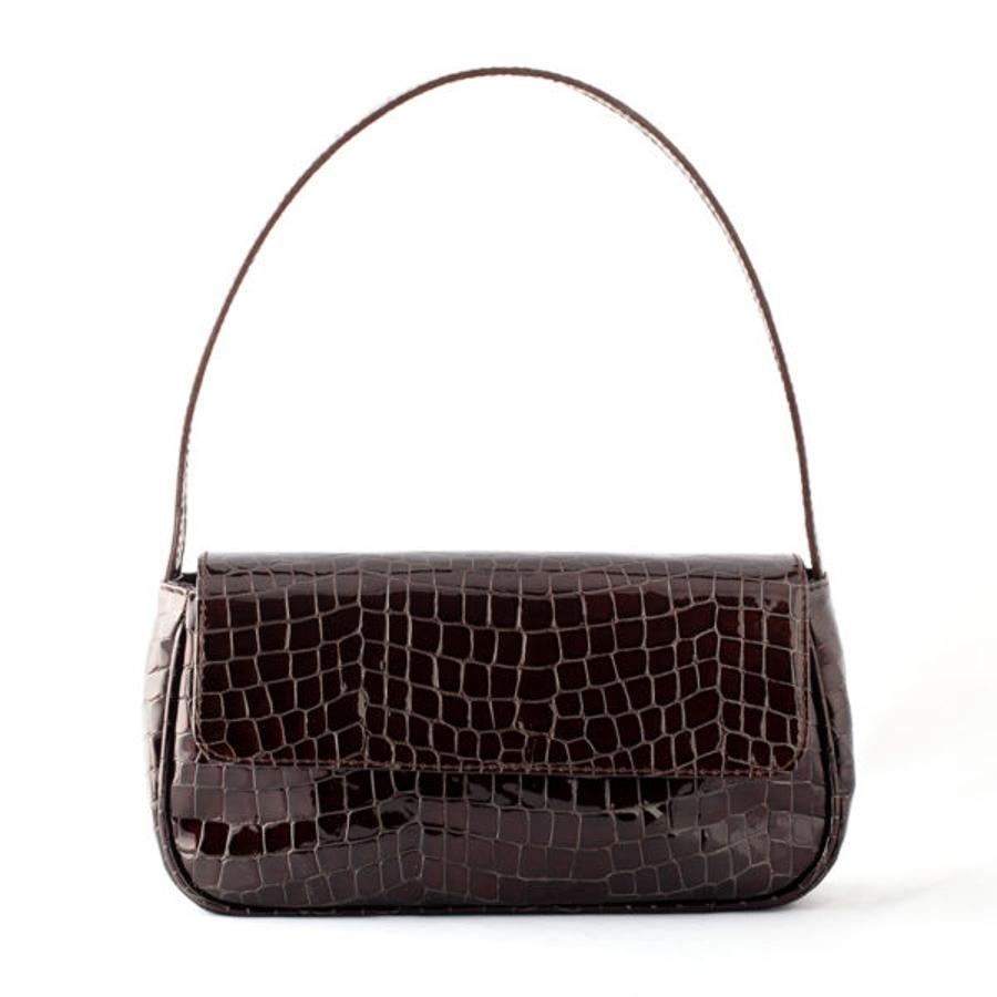 De efecto piel de serpiente y en marrón chocolate, de Isabelle Bag (145 euros).