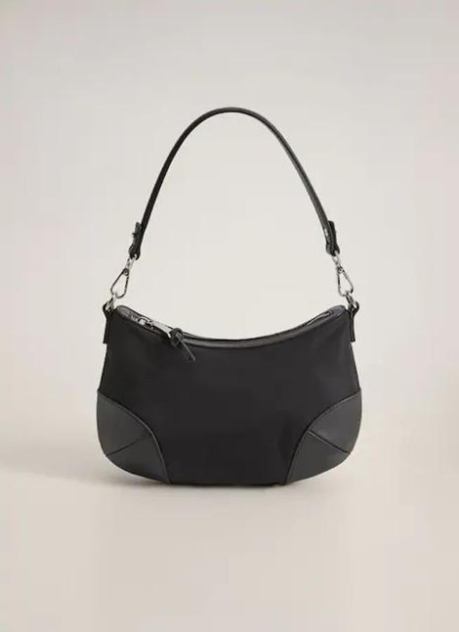 De nylon y en color negro, de Mango (19,99 euros).