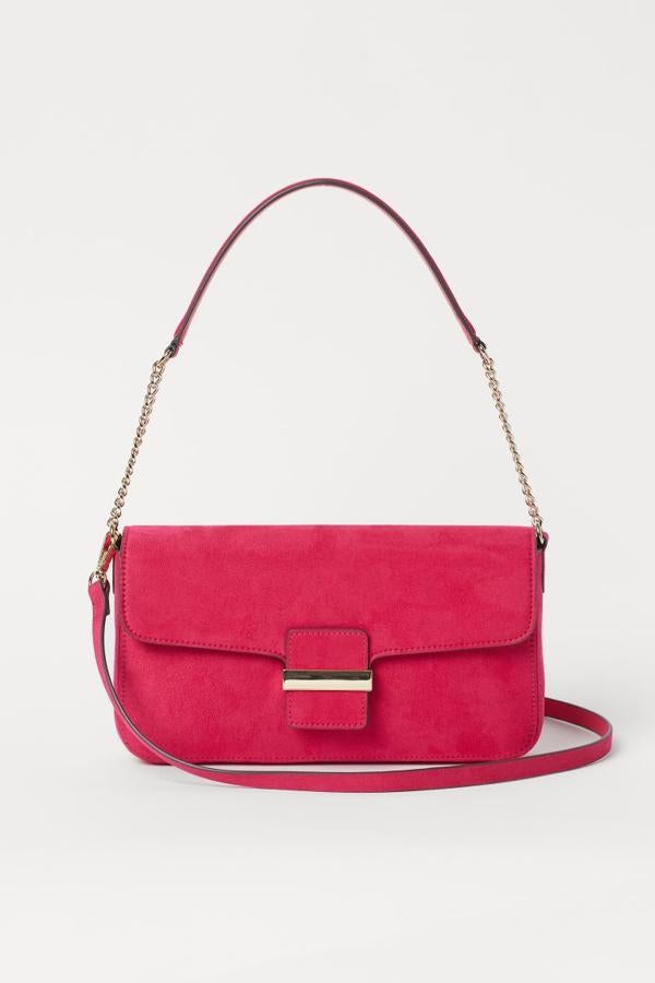 En rosa fucsia, con asa de cadena, de H&M (24,99 euros).