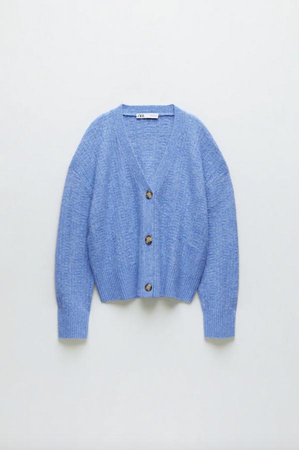 Esta chaqueta confeccionada con tejido en mezcla de lana viene con escote de pico y mangas largas. En color azulón, cuesta 25,95 euros y está disponible en las tallas S, M y L.