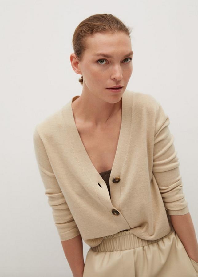 Disponible en color crudo o en gris claro, este cárdigan de punto de Mango con escote de pico y terminaciones de canalé cuesta 25,99 euros y está disponible entre las tallas XS y XL.