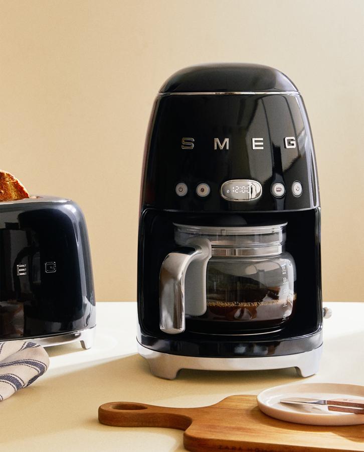 Los pequeños electrodomésticos de la firma Smeg llevan años conquistándonos con sus elegantes diseños de inspiración vitage. Ahora, los puedes encontrar en Zara Home (la cafetera de filtro de goteo programable cuesta 189 euros; la tostadora, 29.95 y el accesorio para sándwiches. 29.95 euros).