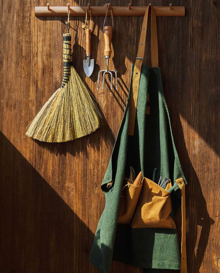 Después de descubrir que necesitas un bolso de cosecha como el que hemos visto más arriba, estarás con nosotras en que también debes tener un delantal en el que transportar de forma cómoda todas tus herramientas de jardinería. Este de Zara Home cuesta 29.95 euros, y nosotras nos lo imaginamos acompañado de un sombrero de paja XXL...