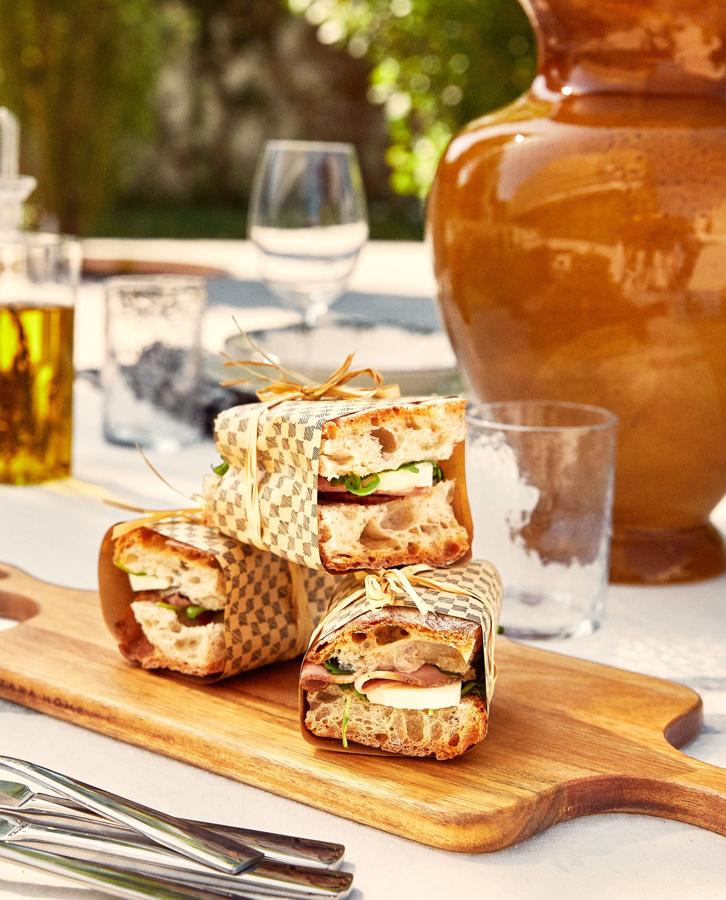 Tenemos que reconocer que nuestros sándwiches y bocadillos seguro que saben mucho más ricos si van envuetos en este papel tan cuqui (5.95 euros el paquete de 20 en Zara Hoime,