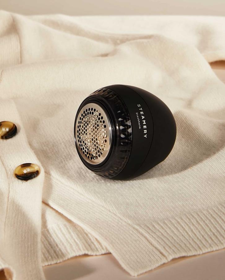 Y para terminar con el cuidado de tu ropa, este quitapelusas eléctrico que hará que todas tus prendas parezca que están siempre nuevas, sobre todo ahora que llega el frío y los jerséis, chaquetas y twin sets de punto y lana serán imprescindibles en nuestros looks. Cuesta 39.95 euros en Zara Home.