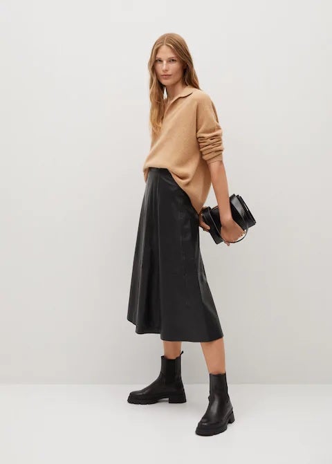 Falda de piel con vuelo de Mango, ideal para el entretiempo. (159,99 euros).