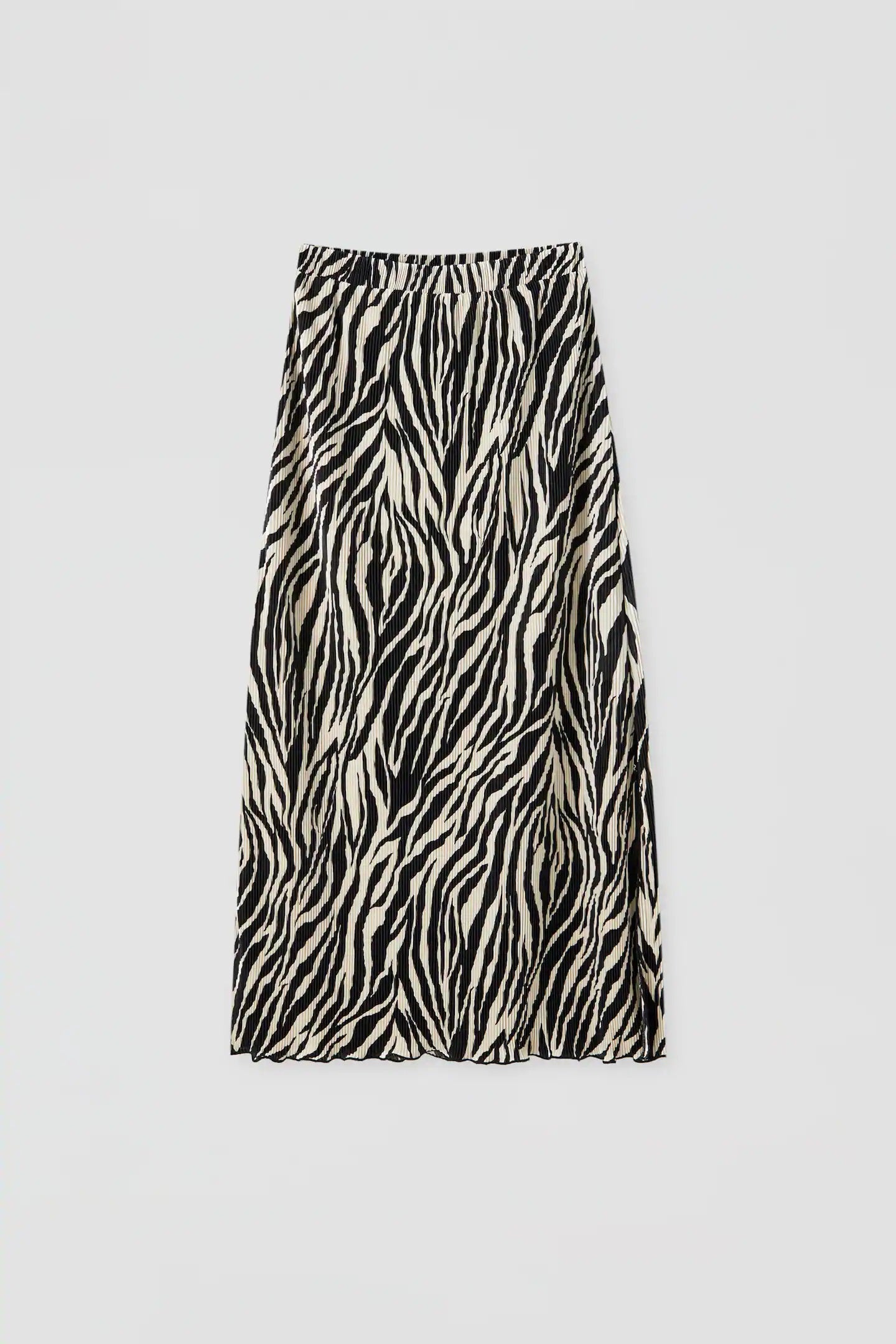 El estampado de cebra seguirá triunfando durante el otoño y esta falda midi de la nueva colección de Pull&Bear es perfecta para llevar este print tan favorecedor. (17,99 euros).