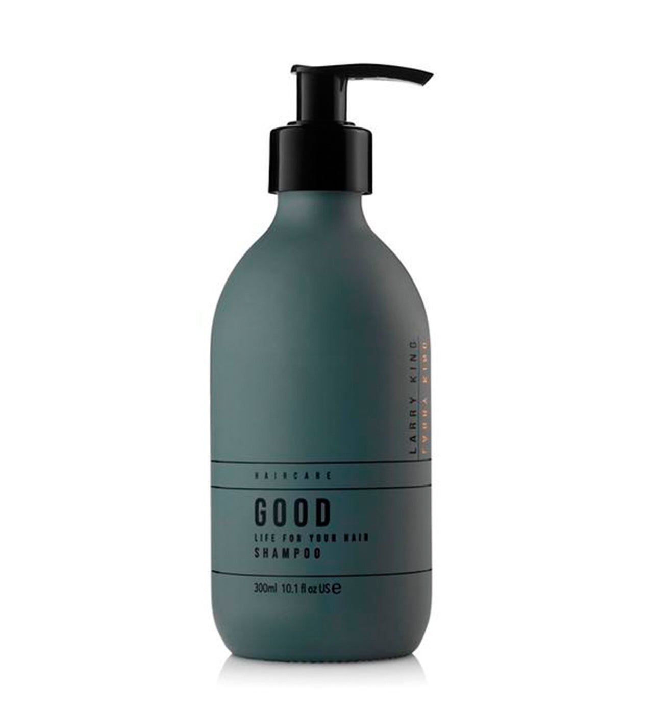 Contiene extracto de té verde, biotina (también conocida como vitamina H), que mejora las estructuras de la queratina y a la vitamina B5. Nutre e hidrata el cabello intensamente, a la vez que le proporciona protección contra los rayos UV y evita la decoloración del color. Good Life Shampoo de Larry King (47 €, en Laconicum).