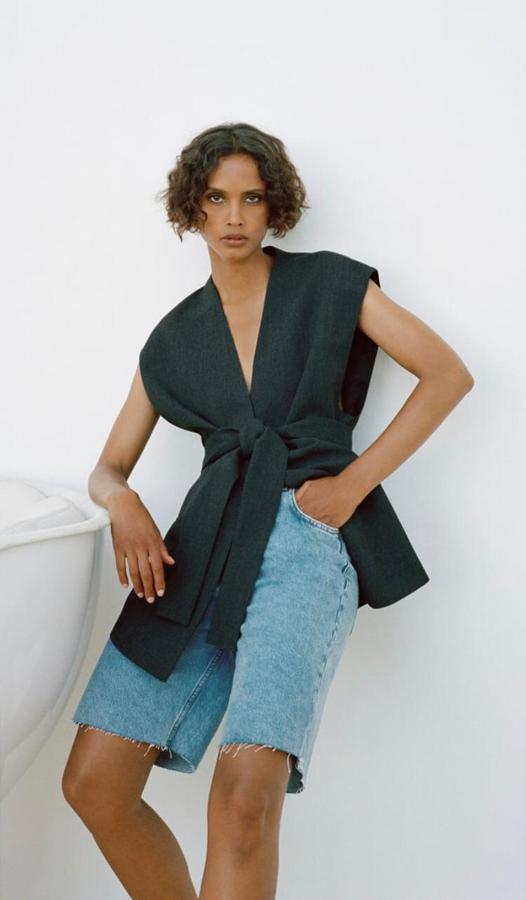 Chaleco en gris vigoré con cinturón (49,95 euros) y pantalón ancho a juego (39.95 euros).