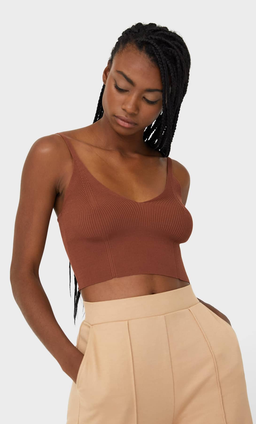 En color marrón, el tono perfecto para el otoño: top de punto corto de la nueva colección de Stradivarius.