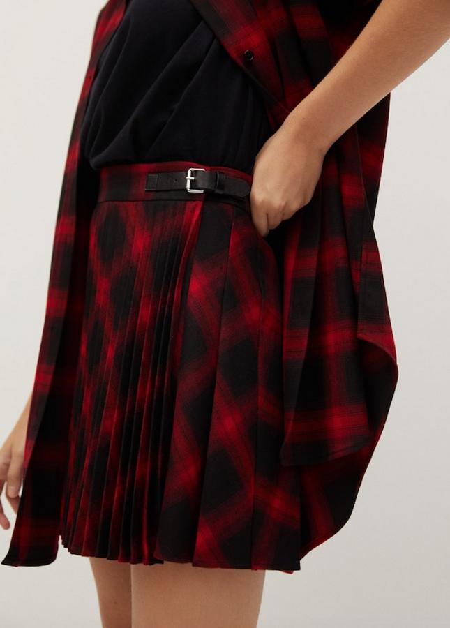 Diseño plisado cruzado en tejido de cuadro escocés en tonos rojos y negros para esta minifalda de Mango que cuesta 25,99 euros y está disponible entre las tallas XS y XL.