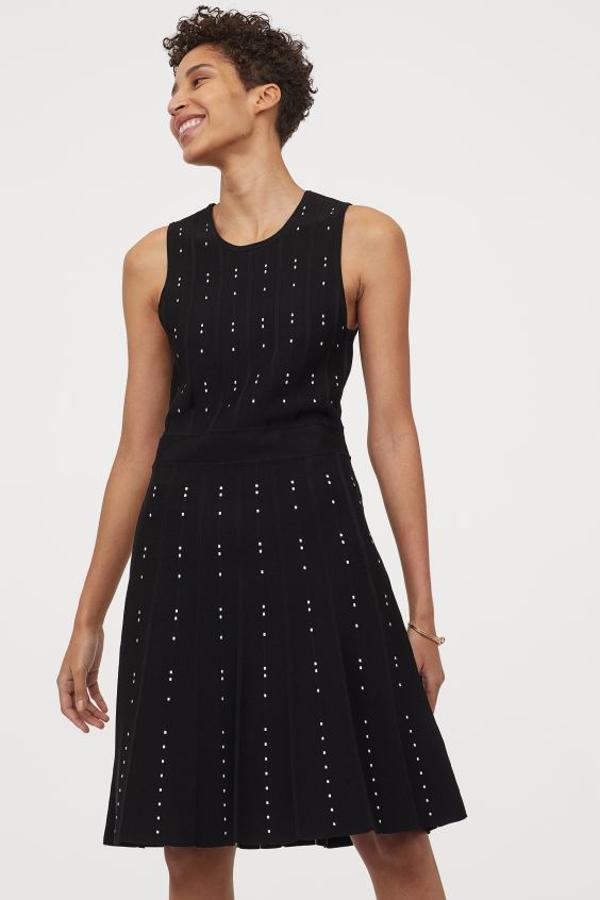 En color negro, con estampado a contraste en blanco, este vestido sin mangas viene con cuello redondo, cintura entallada y falda plisada con vuelo. Confeccionado en punto fino con textura, cuesta 49,99 euros y está disponible entre las tallas XS y L.