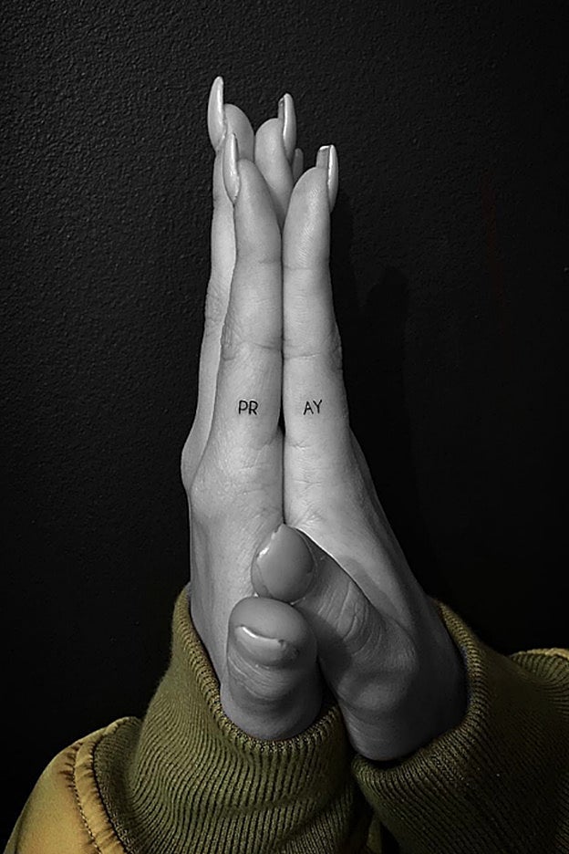 Un tatuaje realmente micro que nos encanta: una palabra partida.