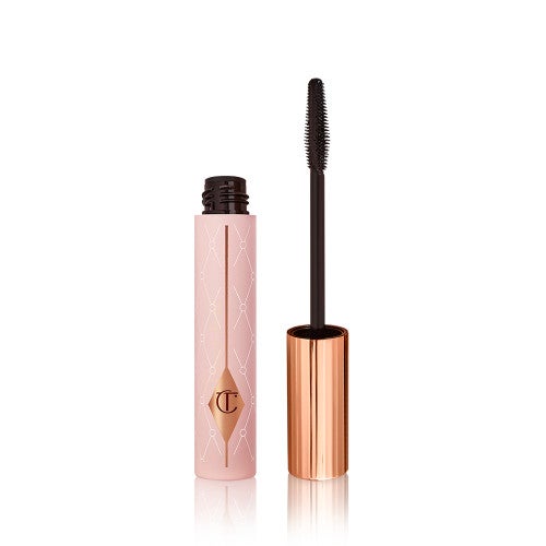 Pillow Talk Push Up Lashes de Charlotte Tilbury, el último lanzamiento de la maquilladora de las celebrities que ya tiene lista de espera. Se trata de una máscara de pestañas con queratina que aporta volumen instantáneo, longitud y una curvatura de 24h de duración. (29 euros).