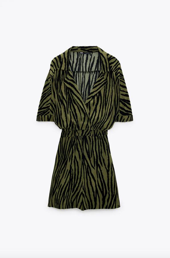 Estampado animal en verde caqui y negro para este mono corto de Zara con cuello y solapa con escote de pico y manga corta. Tiene bolsillos delanteros, pertenece a la colección sostenible de Inditex y podemos encontrarlo entre las tallas XS y XL por 29,95 euros.