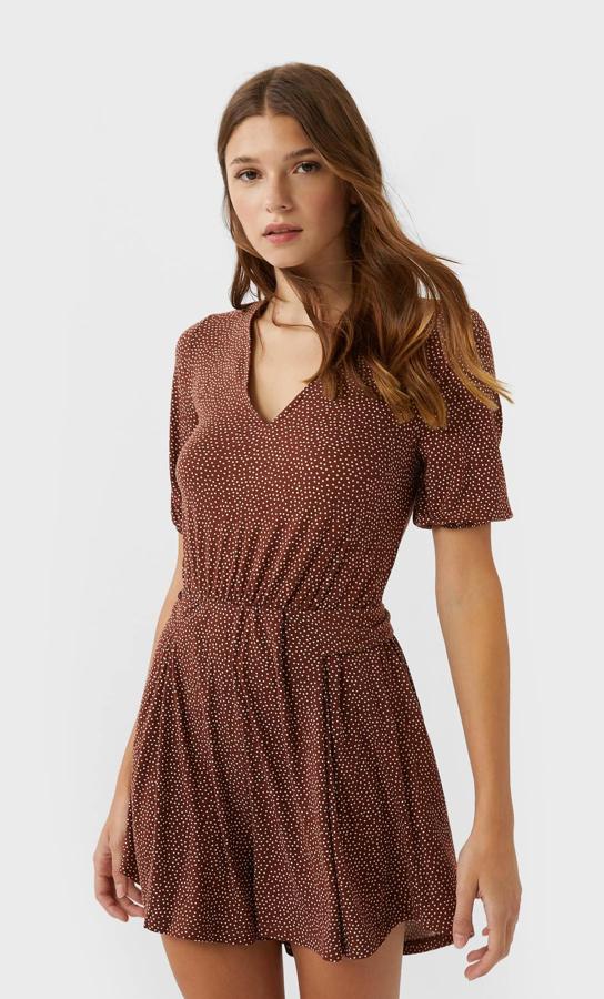 En color marrón con lunares mini blancos a contraste, este mono corto de Stradivarius viene con escote de pico y manga corta acabada en goma. Tiene un precio de 17,99 euros y está disponible entre las tallas XS y L.
