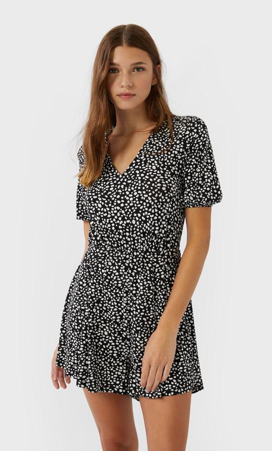 Fondo negro con estampado de manchas en color blanco para este mono corto de Stradivarius con escote de pico, manga corta acabada en goma y perneras anchas. Tiene un precio de 17,99 euros y está disponible entre las tallas XS y XL.