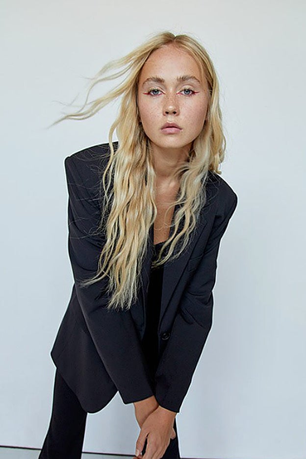 Americana oversize con hombreras de Stradivarius.