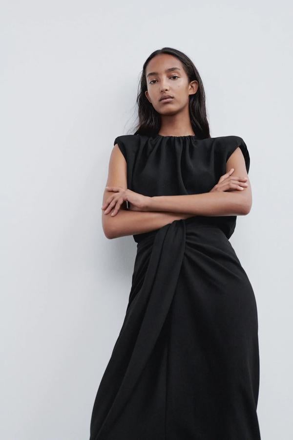 Esta temporada necesitas una prenda con hombreras, y este top negro de los Special Prices de Zara es un gran candidato. Cuesta 15.99 euros.