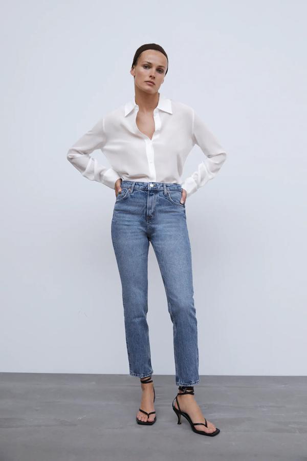 No tienes un buen fondo de armario hasta que no tienes unos vaqueros que te sienten como un guante (o dos, o cinco...). Estos de corte clásico están rebajados a 15.99 euros en los Special Prices de Zara.