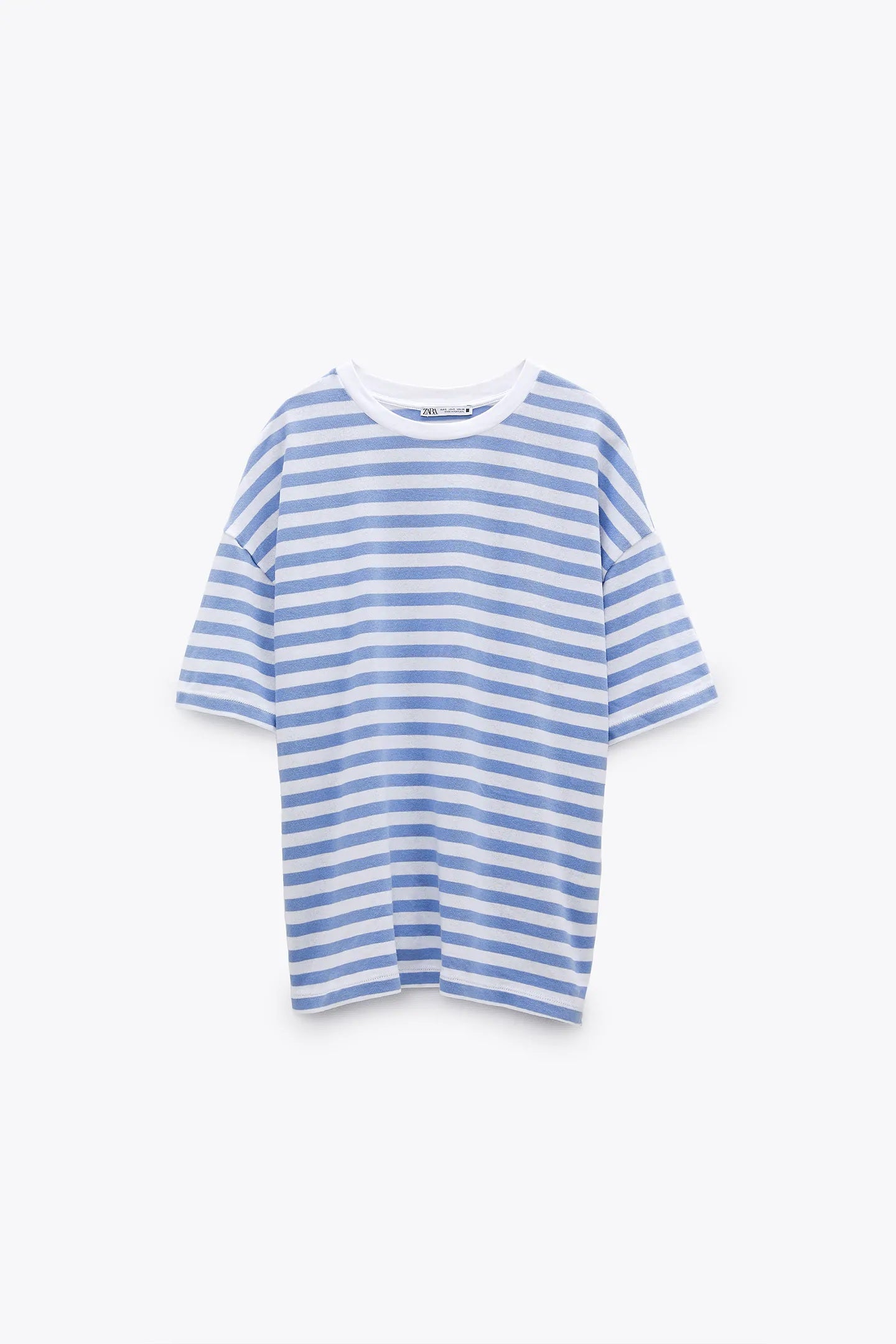 En versión más veraniega, camiseta de rayas azul cielo tamaño XXL de Zara. (12,95 euros).