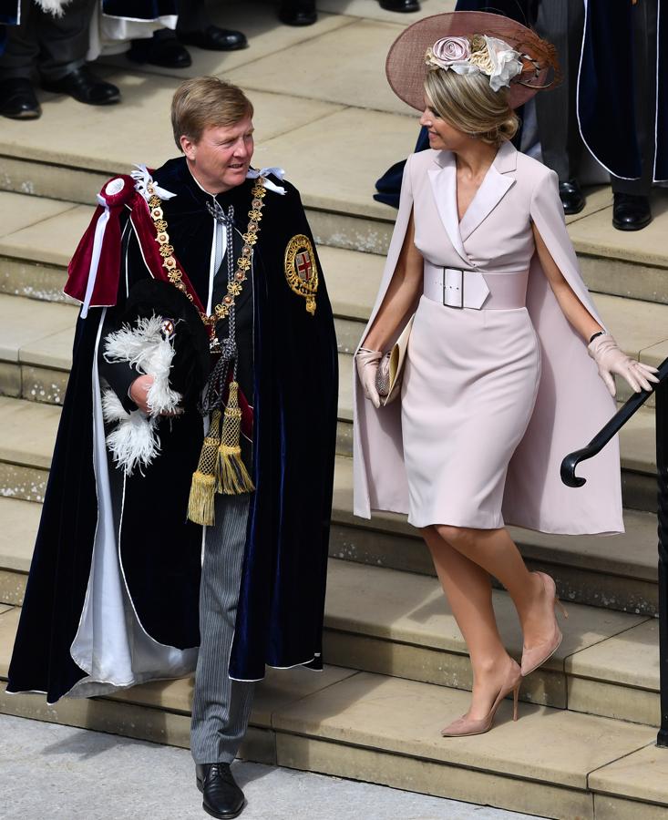 Jorge Zorreguieta, el fallecido padre de Máxima, fue secretario de Agricultura y Ganadería durante la dictadura del general Videla, algo que no gustó mucho a la corte de Orange ni al Parlamento holandés. Para poder casarse con Guillermo, Máxima tuvo que leer una declaración pública condenando el régimen y no pudo estar acompañada por sus padres el día de su boda.