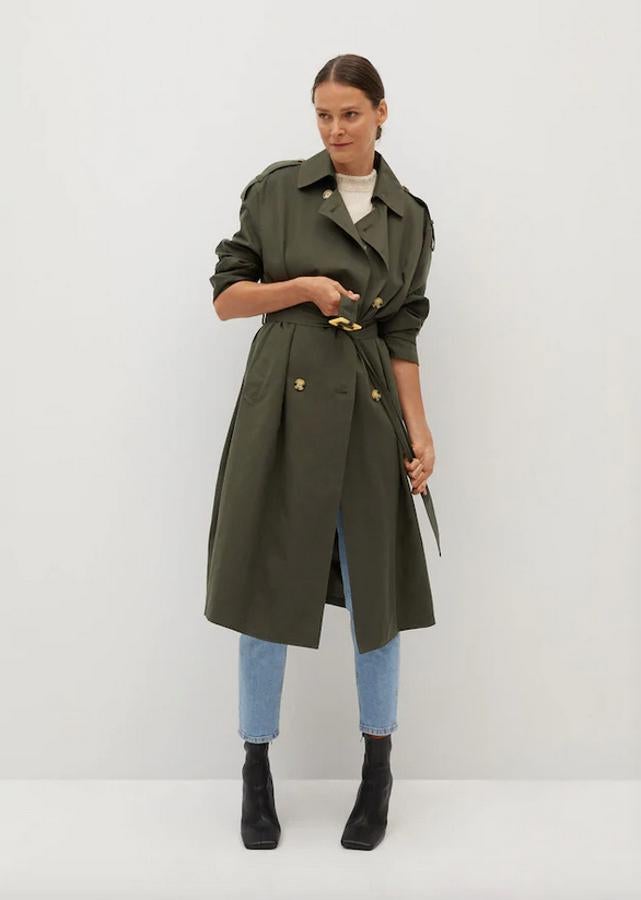 Otra de las propuestas de Mango es esta gabardina en color caqui en water repelent con diseño clásico, cuello de solapa con muescas, trabillas en los puños y cinturón a tono con hebilla en carey, al igual que los botones. Tiene un precio de 79,99 euros y está disponible entre las tallas XS y XL.