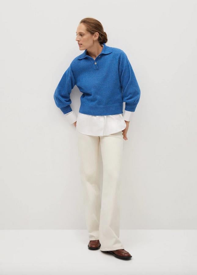 Con cuello polo con cierre de botones a contraste, este jersey de punto de Mango con terminaciones en canalé tiene un precio de 29,99 euros y está disponible entre las tallas XS y L y también en color gris.