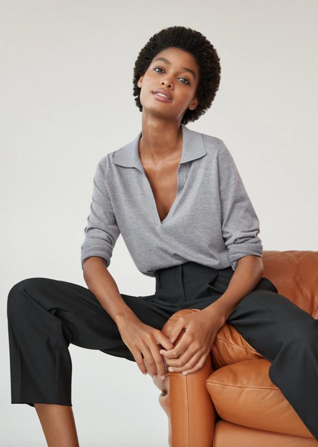 Tejido de punto fino en mezcla de cashmere para este jersey de Mango que podemos encontrar en gris y en marrón medio, con cuello de pico con solapa y terminaciones en canalé. Tiene un precio de 25,99 euros y está disponible en las tallas M, L y XL.