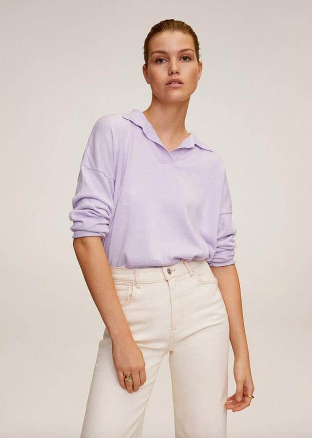 De venta exlcusiva en la web de Mango, este jersey en tejido de punto fino y color lila viene con cuello de solapa, mangas largas y costuras de hombro caídas. Tiene un precio de 39,99 euros y solo queda en la talla L.