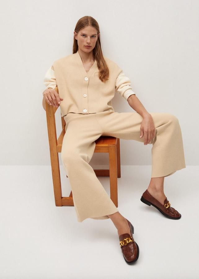 En tejido de punto fino con cintura elástica, estos pantalones de diseño recto y tiro alto en color arena tienen un precio de 39,99 euros y están disponibles entre las tallas XS y XL.