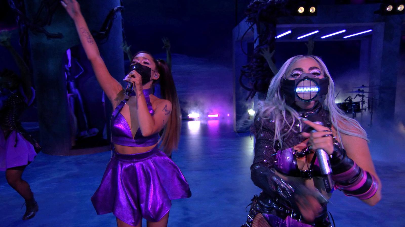 Durante su actuación con Ariana Grande en los MTV VMA's 2020, hemos visto a Lady Gaga con una máscara electrónica que parecía representar en una pantalla led sobre su boca las ondas sonoras que cantaba.