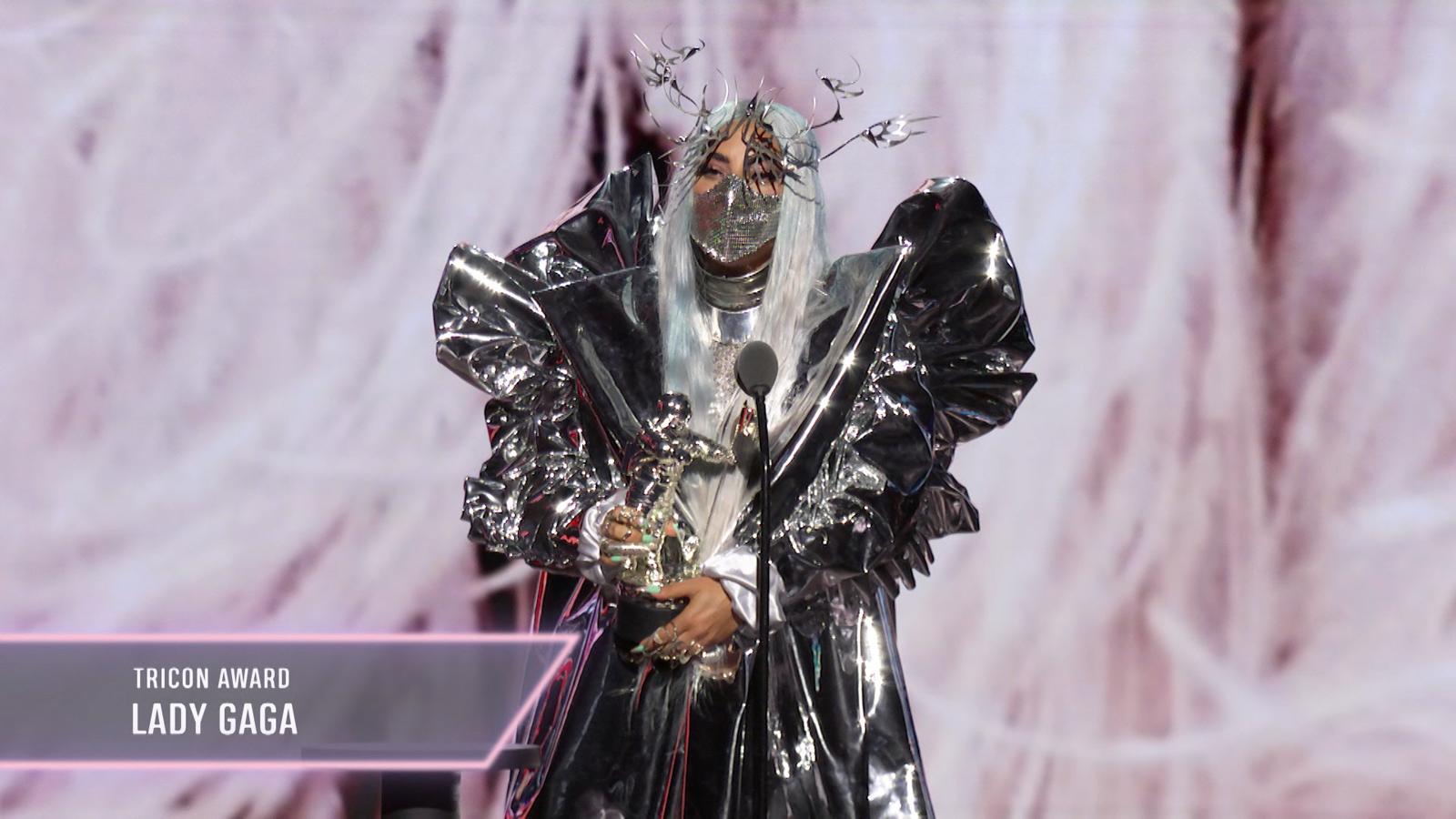 Lady Gaga ha hecho de la mascarilla el complemento más loco de sus looks en los MTV VMA's 2020, Y eso que sus looks, como este futurista en color plata de Area, ya eran locos de por sí...