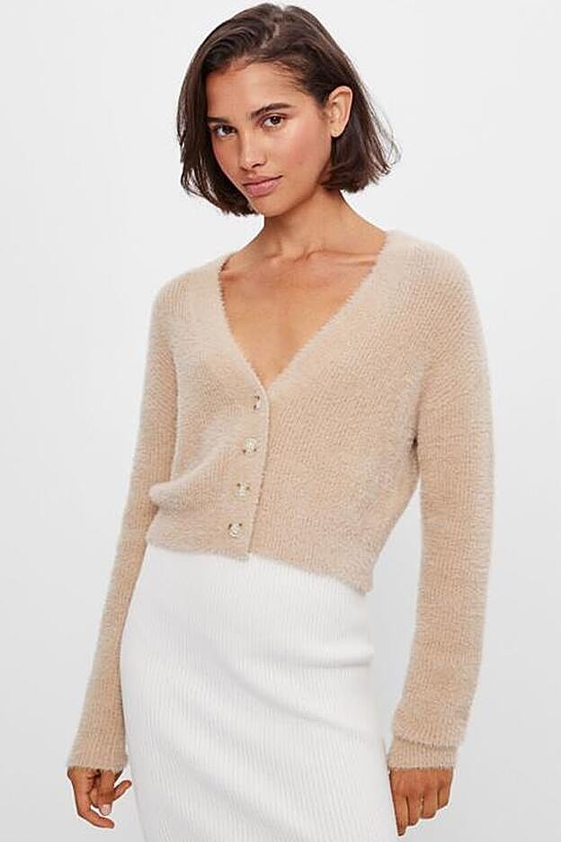 El cádigan de punto con pelo de Bershka, perfecto para combinar con lentejuelas.