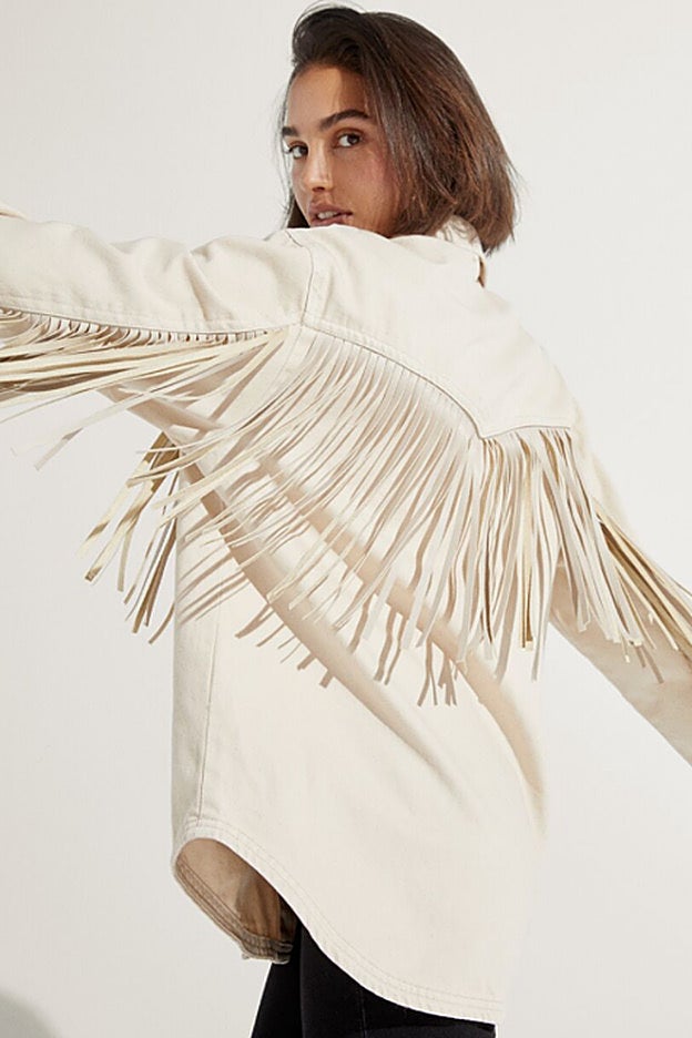 Bershka apuesta por la chaqueta camisera con flecos.