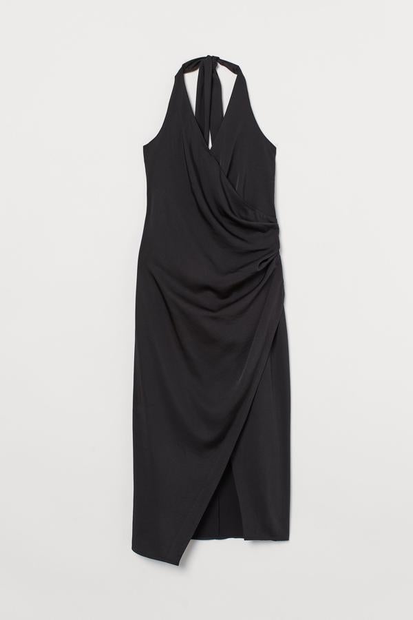 Si hay un modelo de vestido negro sexy por antonomasia es el de escote halter y drapeado. Si además le sumamos que es de raso, de largo midi y low cost, se convierte en la opción perfecta para seducir. Es de H&M (49,99 euros).