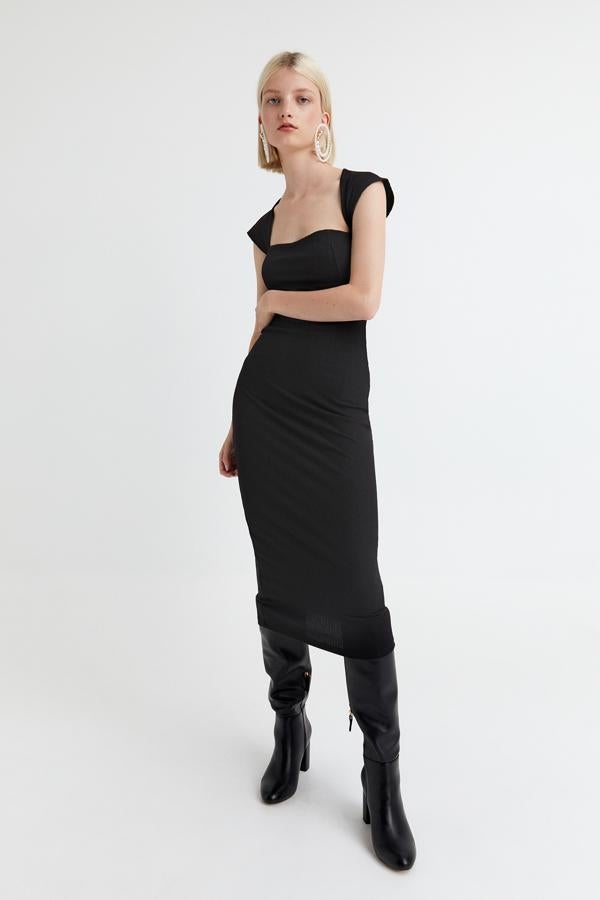 Uno de los vestidos negros más sofisticados del low cost es este modelo de Sfera, con un corte que alarga la silueta y escote elegante y diferente al resto de los que encontramos en las otras marcas. Es de punto y su precio es, también, irresistible (25,99 euros).