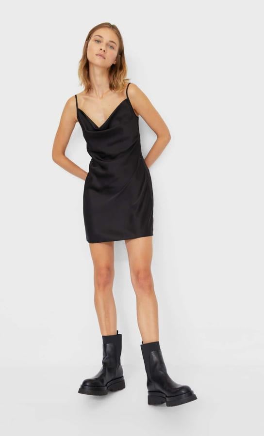 Vestido negro mini lencero, con escote drapeado, de Stradivarius, disponible en más colores (17,99 euros).