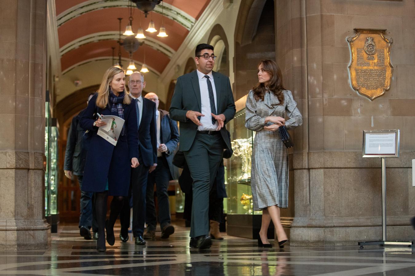 De inspiración retro, súper favorecedor, de plena tendencia y con estampado Príncipe de Gales,  este vestido de Kate Middleton  costaba 69.95 euros y llegó a rebajas por 19.99 euros. Voló, por supuesto.