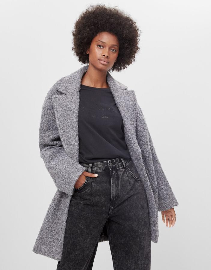 Abrigo corto de rizo en gris antracita, de Bershka (39,99 euros).