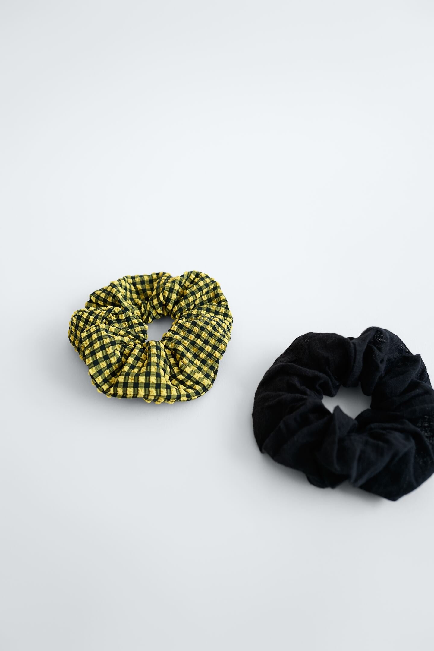 Dos coleteros XXL de la nueva colección de Zara: negro para el día a día y de cuadros vichy, uno de los estampados que arrasan este otoño, para elevar cualquier estilismo a otro nivel. (9,95 euros).