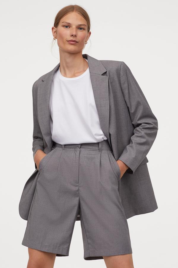 Bermudas grises de cinturilla alta, de H&M (29,99 euros).